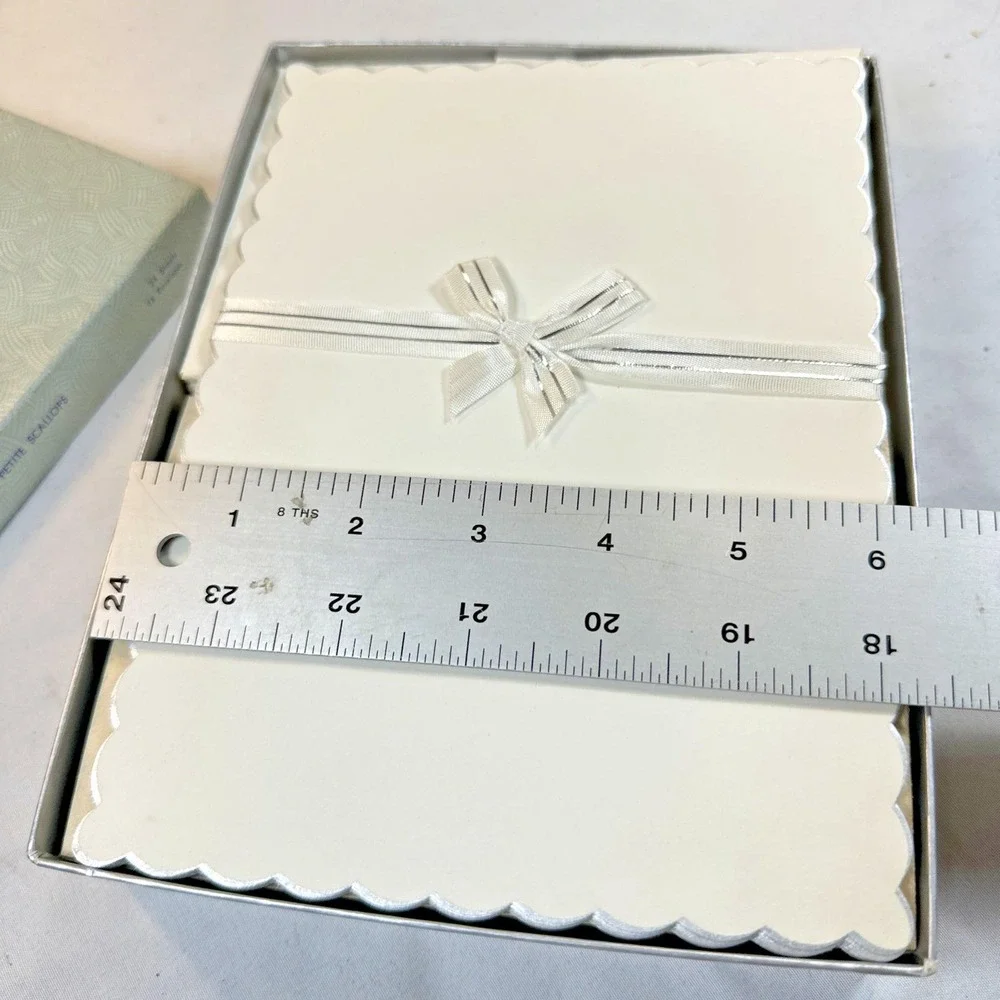 Petite Scalloped Fine Stationary 24 Sheets/18 Envelopes NIB